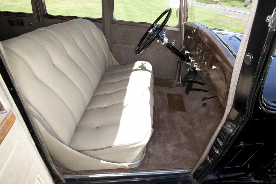 Интерьер Reo 8-35 Royale Sedan 1933 года  (фото 9 из 14)